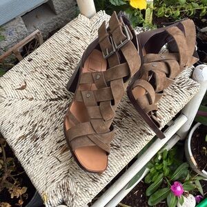 Brand New Dolce Vita Army Green Brown Sandals Strappy Design 4” heel
Gladiator 9